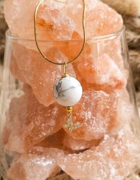 Collier howlite papillon
