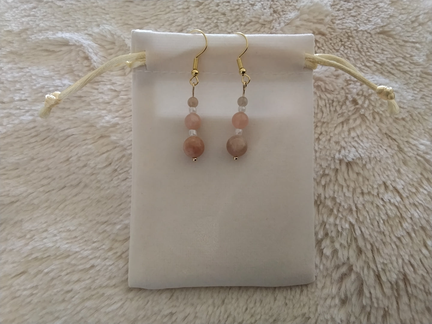 Éclat Solaire – Boucles d’oreilles pendantes en Pierre du Soleil