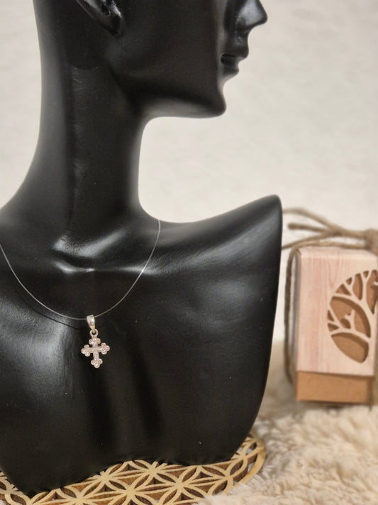 Élégance invisible  Collier croix scintillante sur nylon