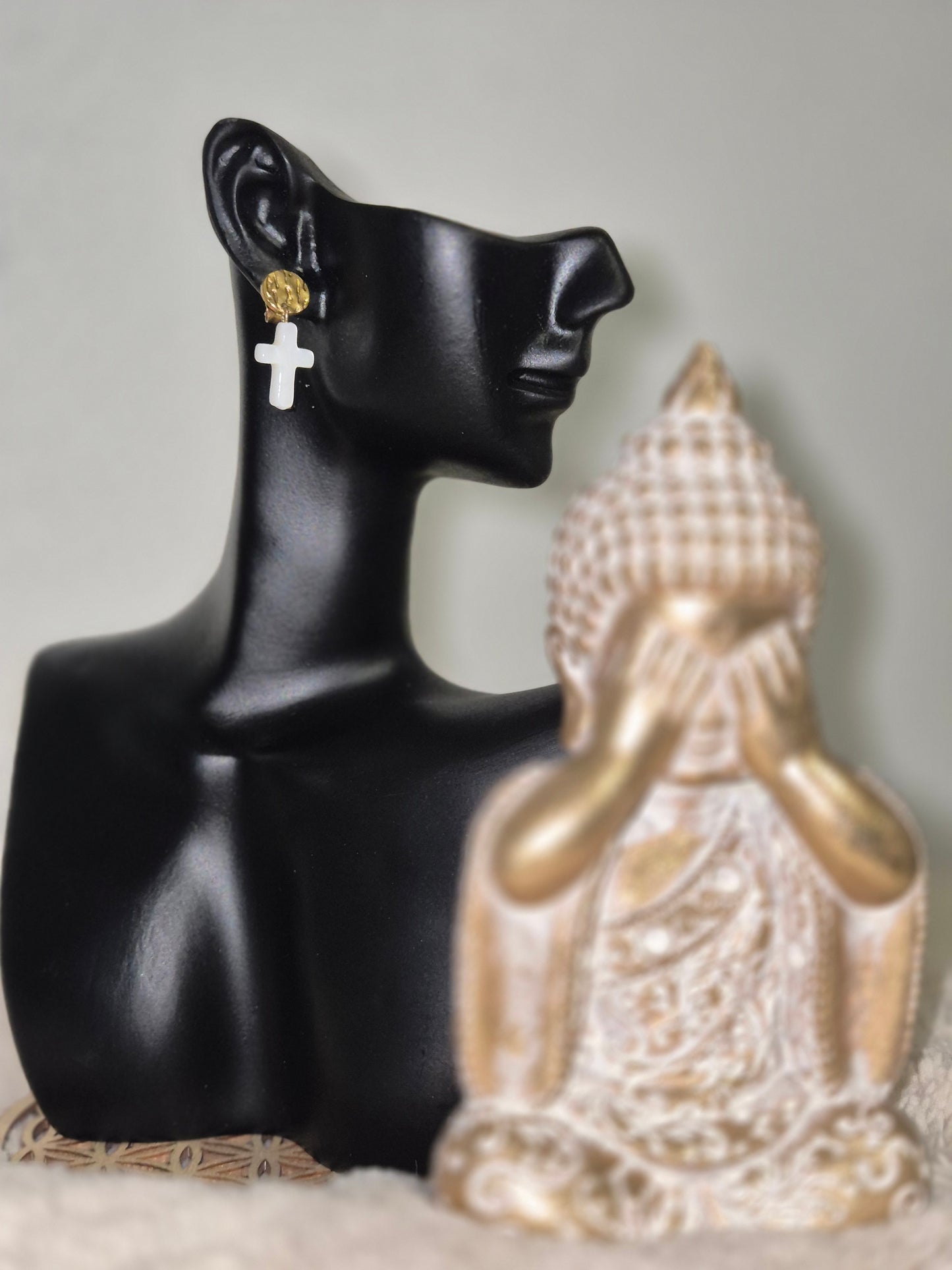 Éclat de foi  boucles d’oreilles croix nacre naturelle