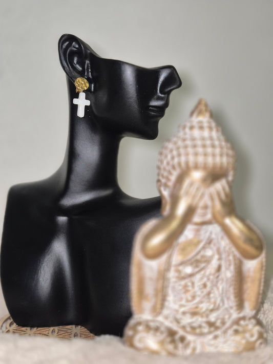 Éclat de foi  boucles d’oreilles croix nacre naturelle