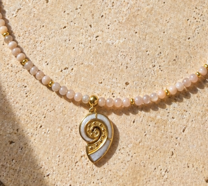 Collier pierre du soleil escargot