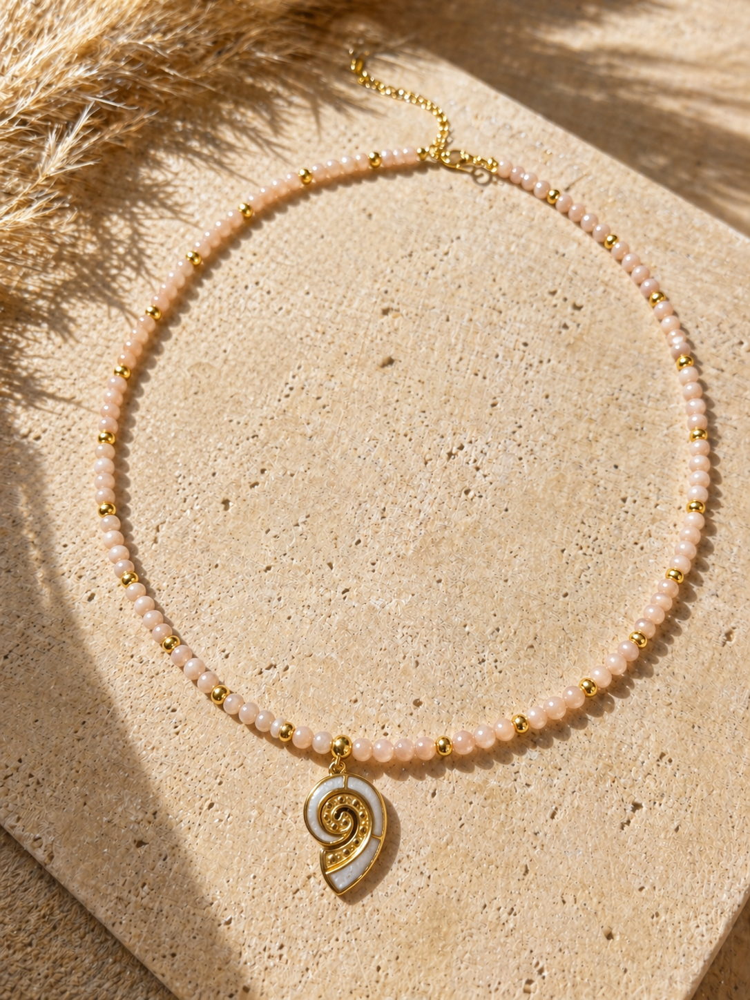 Collier pierre du soleil escargot