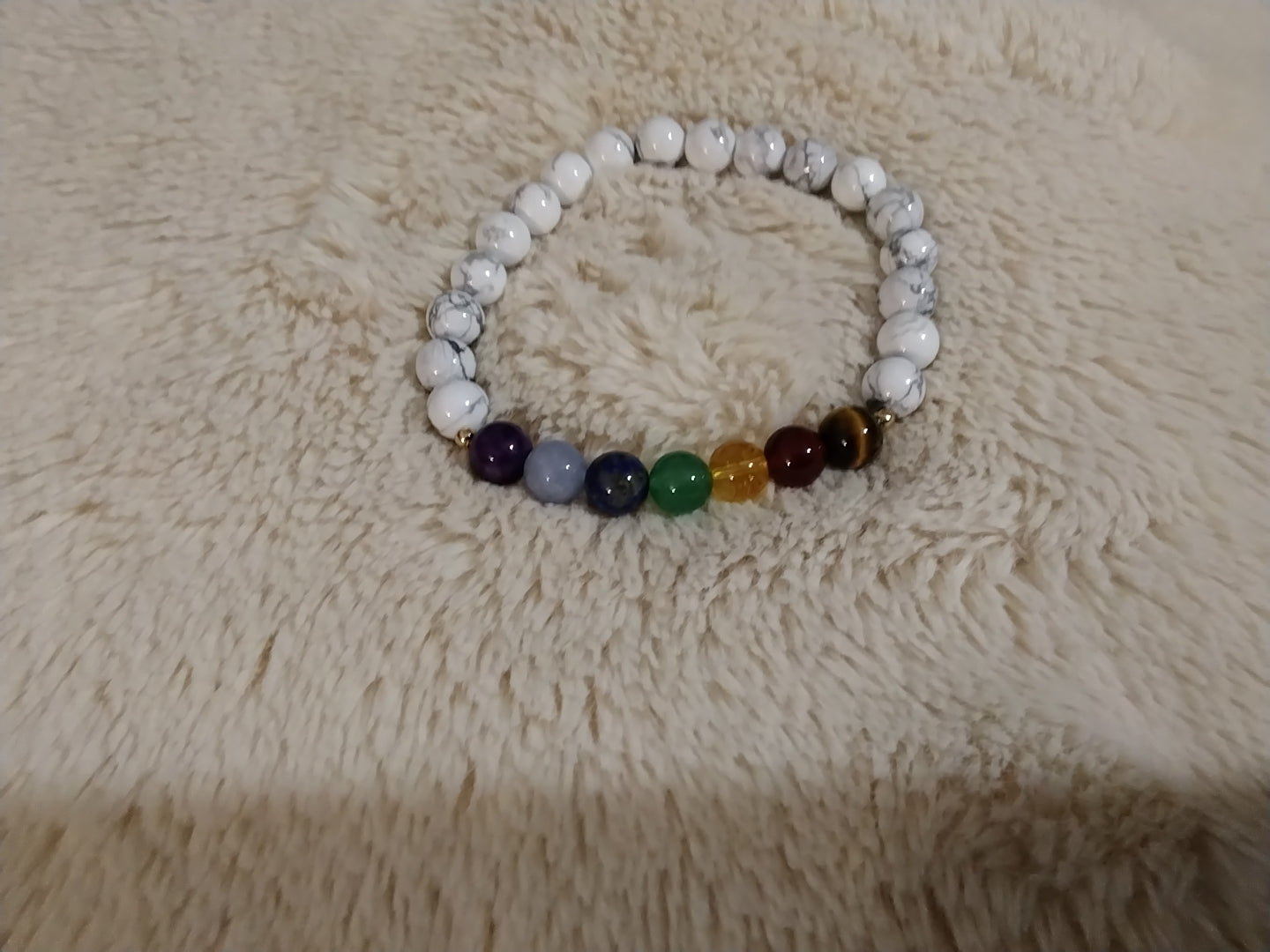 Âme en Paix – Bracelet des 7 Chakras en Howlite